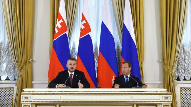 Председатель правительства РФ Дмитрий Медведев и премьер-министр Словакии Петер Пеллегрини во время совместной пресс-конференции 