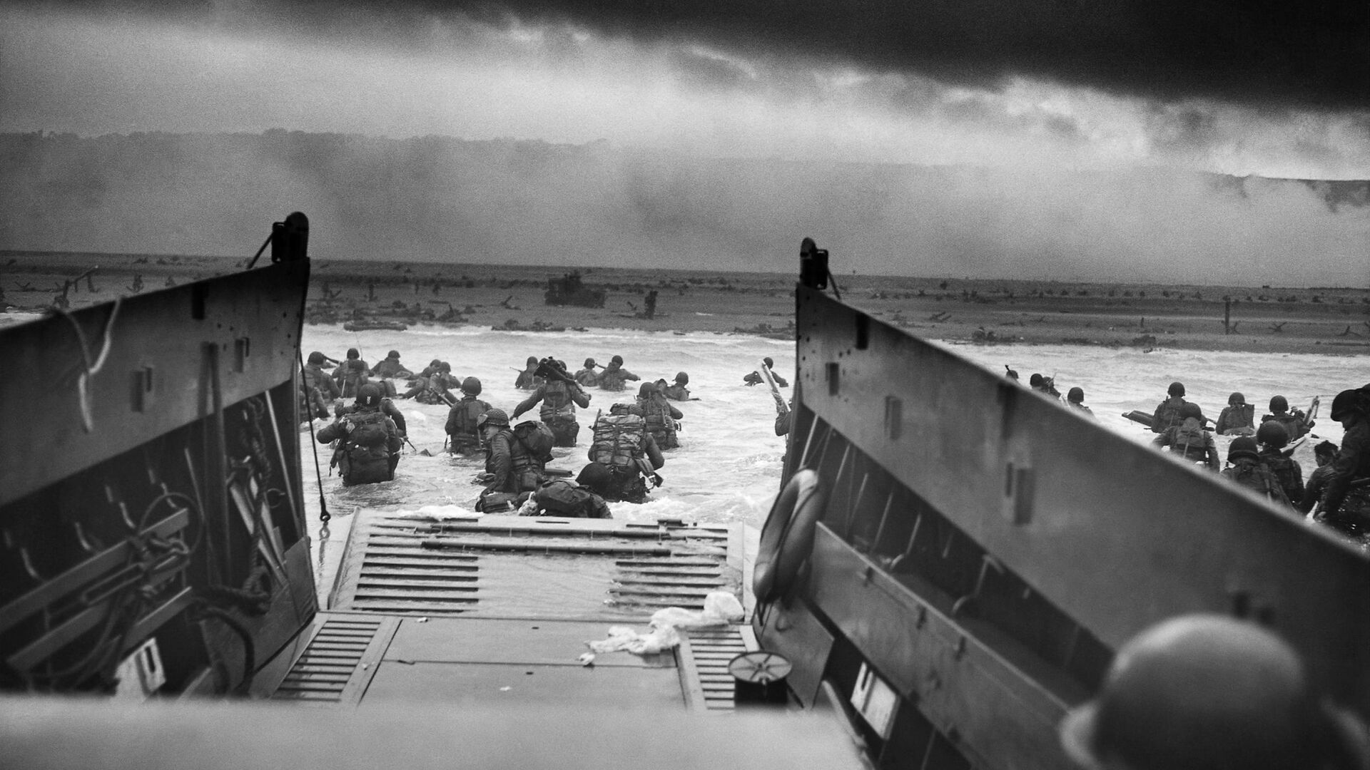 Высадка войск американской 1-й пехотной дивизии. Пляж Омаха. Утро 6 июня 1944 - РИА Новости, 1920, 16.04.2024