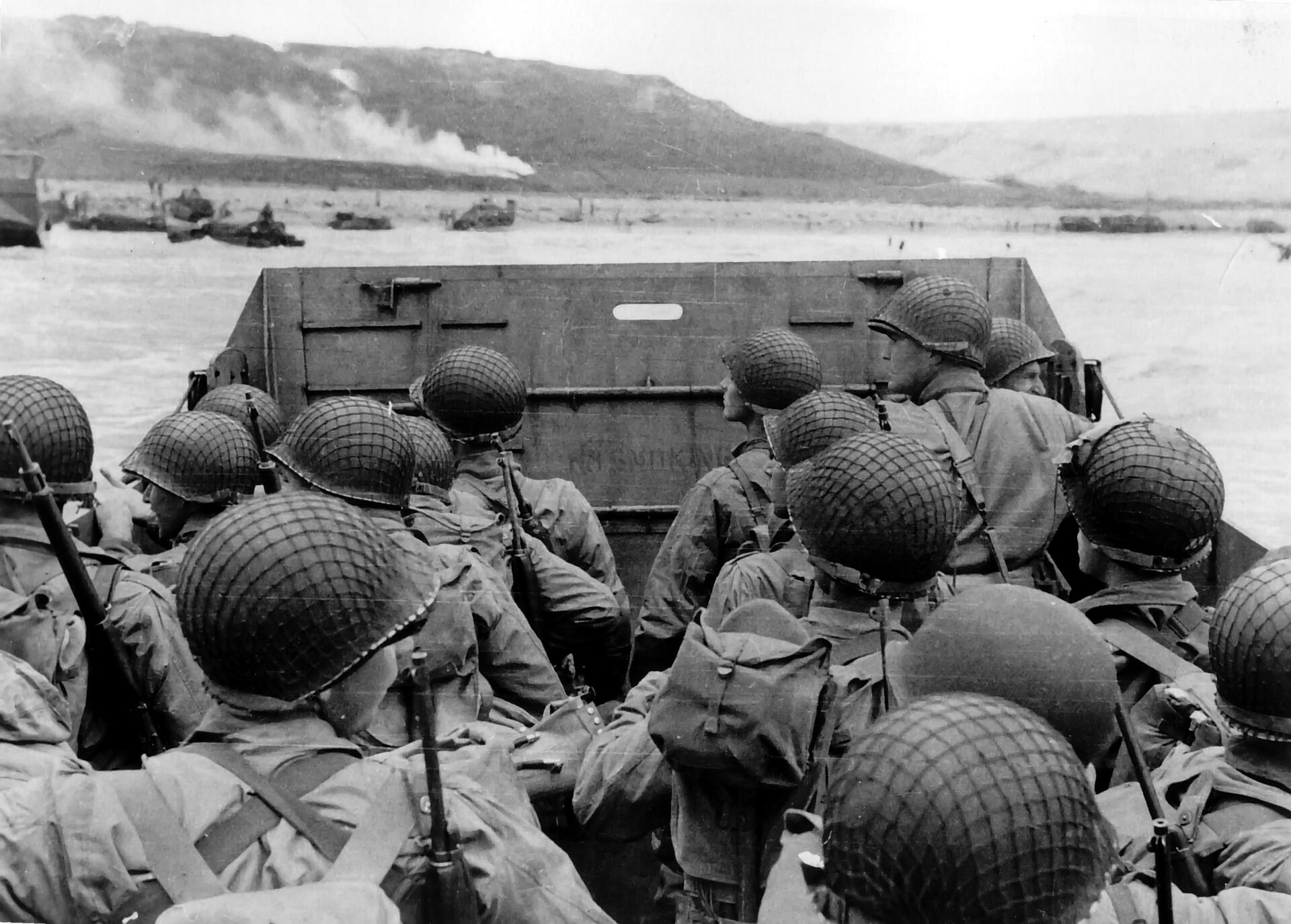 Высадка американских военных на десантном корабле на нормандский пляж Омаха во Франции. 6 июня 1944 - РИА Новости, 1920, 30.04.2021