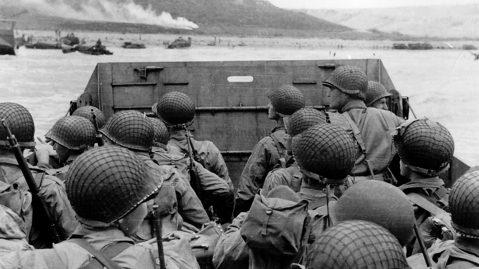 Высадка американских военных на десантном корабле на нормандский пляж Омаха во Франции. 6 июня 1944 - РИА Новости, 1920, 06.06.2019