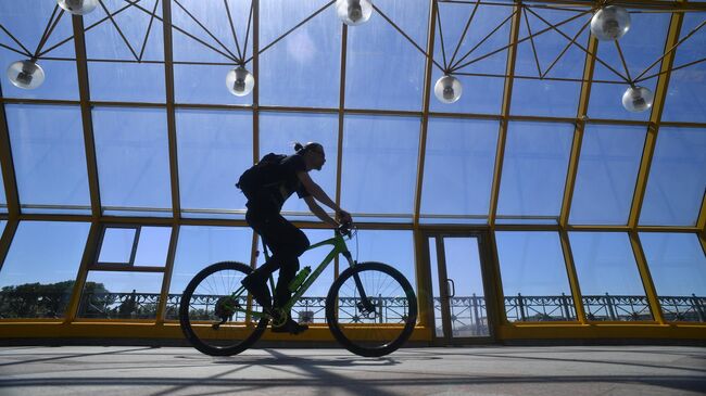 Велосипедист на Пушкинском мосту в Москве