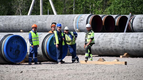 Рабочие на участке строительства газопровода Северный поток-2 в Ленинградской области