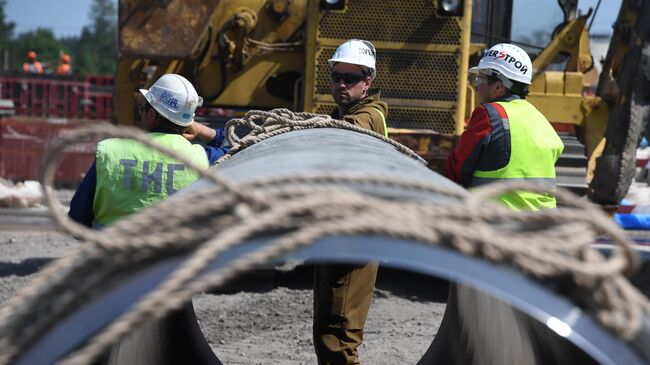 Рабочие на участке строительства газопровода Северный поток-2 в Ленинградской области