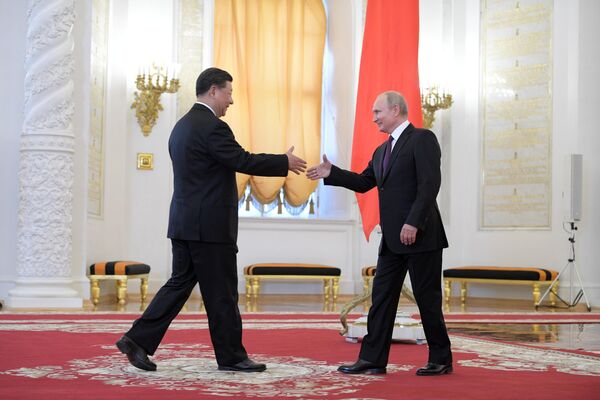 Президент РФ Владимир Путин и председатель Китайской Народной Республики Си Цзиньпин на церемония официальной встречи. 5 июня 2019