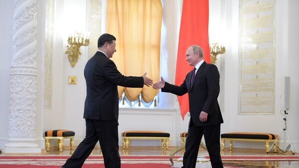 Президент РФ Владимир Путин и председатель Китайской Народной Республики Си Цзиньпин на церемония официальной встречи. 5 июня 2019