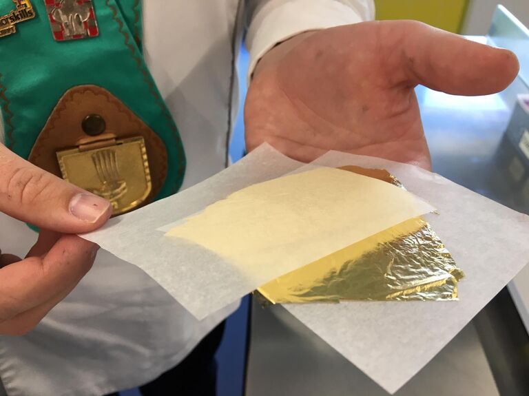 Приготовление мороженого с листком настоящего золота Приготовление мороженого с листком настоящего золота