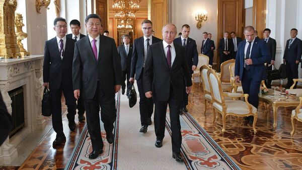 Президент РФ Владимир Путин и председатель КНР Си Цзиньпин перед началом российско-китайских переговоров в Кремле. 5 июня 2019