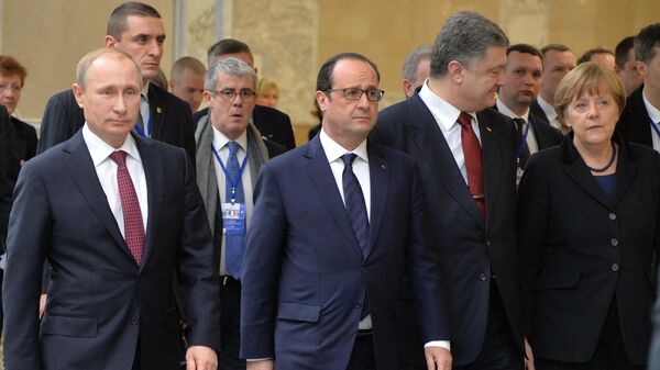 Президент России Владимир Путин, президент Франции Франсуа Олланд, президент Украины Петр Порошенко и канцлер Германии Ангела Меркель во время саммита нормандской четверки