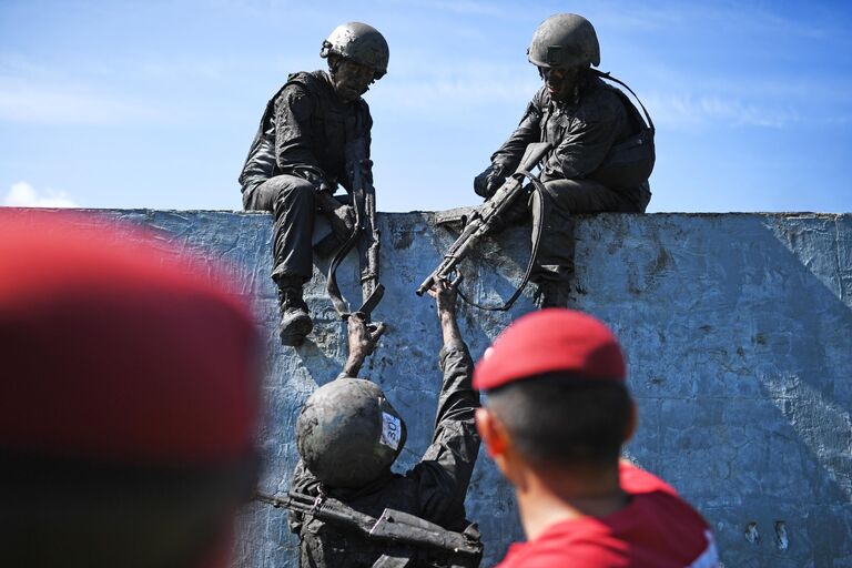 Огненно-штурмовая полоса во время квалификационных испытаний на право ношения крапового берета среди военнослужащих и сотрудников подразделений специального назначения Сибирского округа Росгвардии