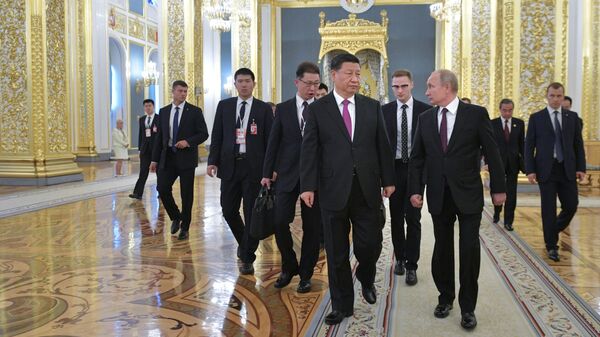 Президент РФ Владимир Путин и председатель КНР Си Цзиньпин перед началом российско-китайских переговоров в составе делегаций в Кремле