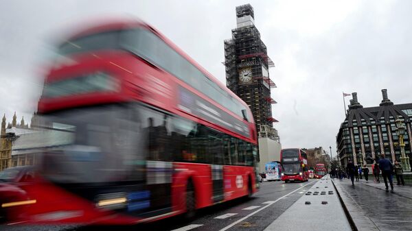 Красный автобус на Вестминстерском мосту в Лондоне 