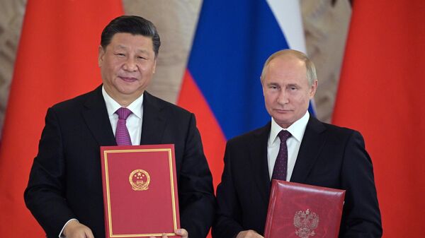 Президент РФ Владимир Путин и председатель Китайской Народной Республики Си Цзиньпин на церемонии подписания совместных документов по итогам российско-китайских переговоров в Кремле. 5 июня 2019