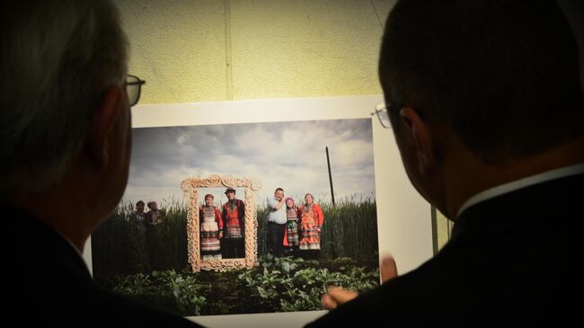 Посетители на выставке фоторабот победителей Международного конкурса фотожурналистики имени Андрея Стенина в парламенте Уругвая. 5 июня 2019