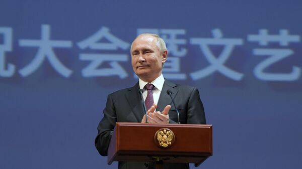 Президент РФ Владимир Путин выступает на торжественном вечере, посвященном 70-летию установления дипломатических отношений между Россией и КНР, в Большом театре