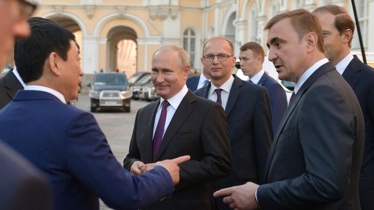 Президент РФ Владимир Путин во время осмотра в Московском Кремле экспозиции собираемых в Тульской области внедорожников китайской марки Haval