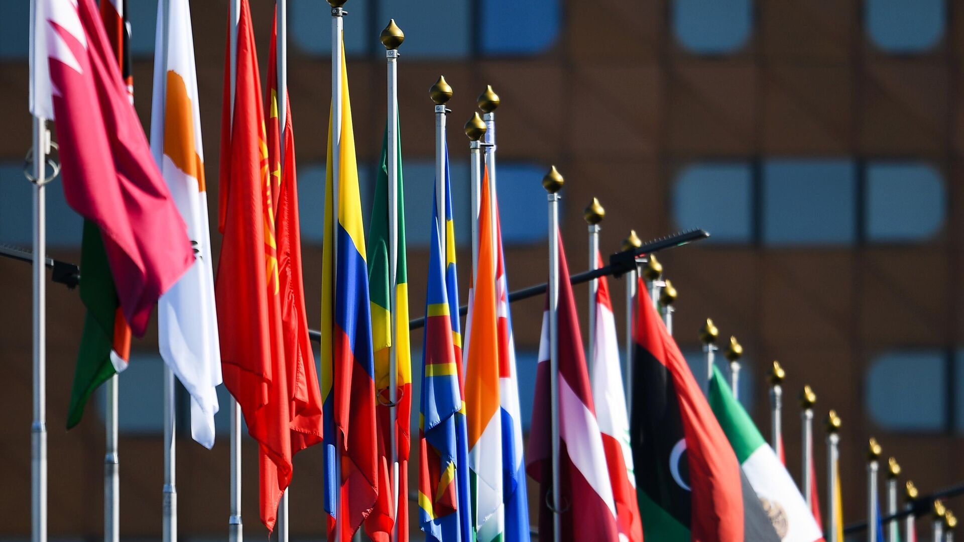 Государственные флаги во время Петербургского международного экономического форума 2019 - РИА Новости, 1920, 18.05.2021
