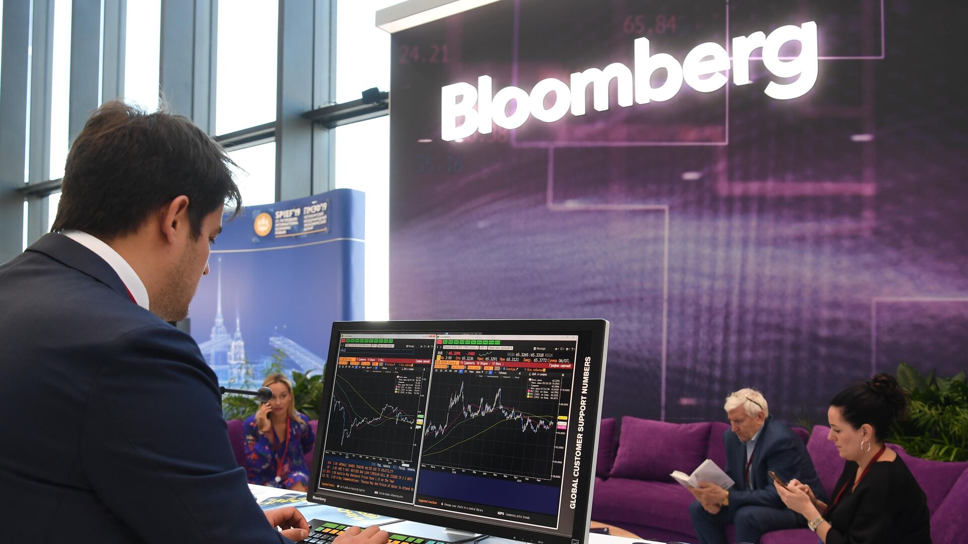 Стенд компании Bloomberg  - РИА Новости, 1920, 01.12.2020