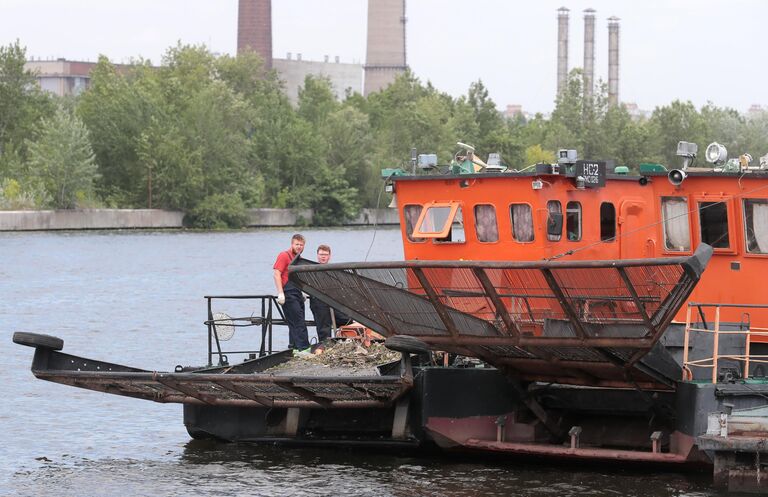 Судно МС-3 ГУП Мосводосток для сбора мусора