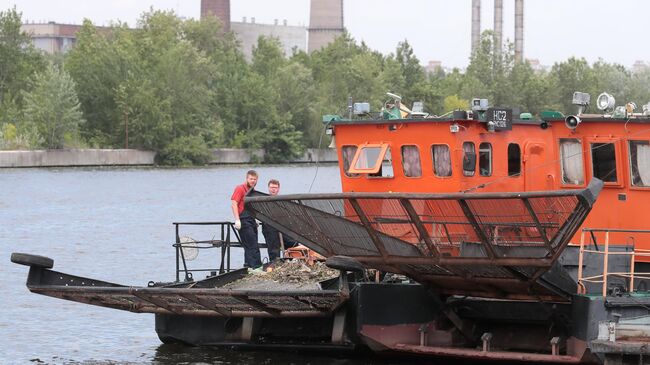 Судно МС-3 ГУП Мосводосток для сбора мусора