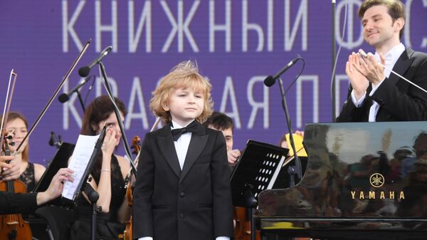 Пианист Елисей Мысин на церемонии открытия ежегодного книжного фестиваля на Красной площади в Москве
