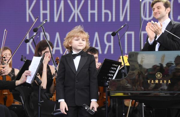 Пианист Елисей Мысин на церемонии открытия ежегодного книжного фестиваля на Красной площади в Москве