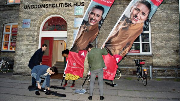 Баннеры с изображением главы Социал-демократической партии Дании Метте Фредериксен в Ольборге