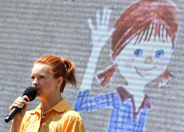 Актриса Алиса Гребенщикова рассказывает интерактивную сказку Вместе с Пеппи на ежегодном российском книжном фестивале на Красной площади