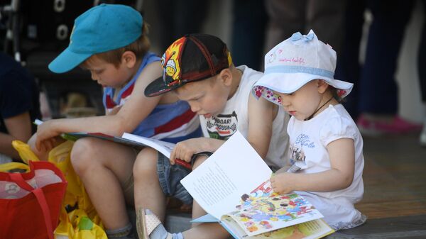 Юные читатели с книгами на ежегодном российском книжном фестивале на Красной площади