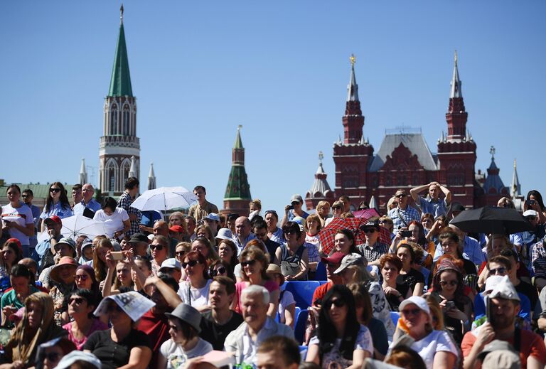 Посетители на ежегодном российском книжном фестивале на Красной площади