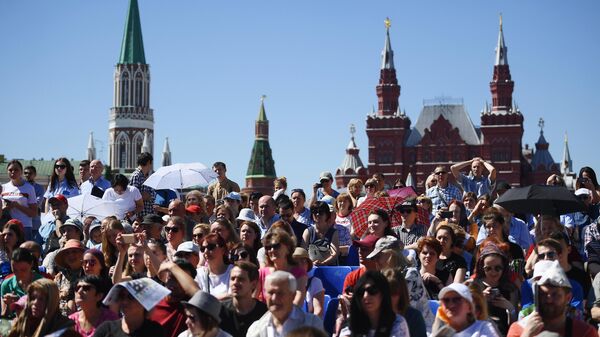 Посетители на ежегодном российском книжном фестивале на Красной площади