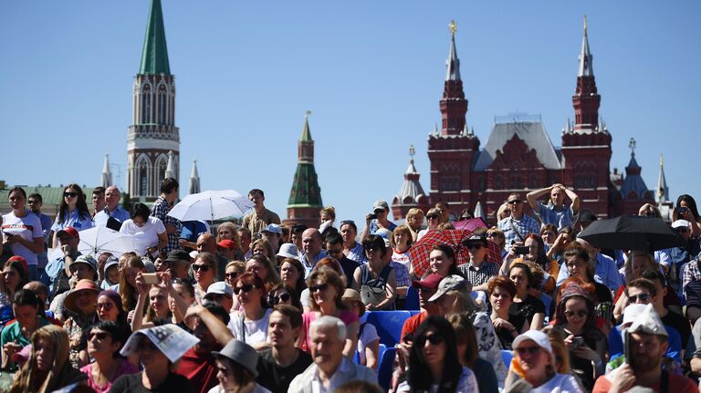 Посетители на ежегодном российском книжном фестивале на Красной площади