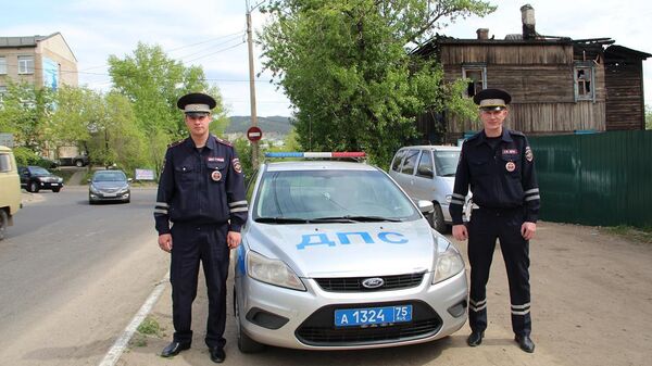 Испекторы ДПС Игорь Киселев и Павел Домашев, спасшие 7 человек из пожара в деревянном доме в Чите