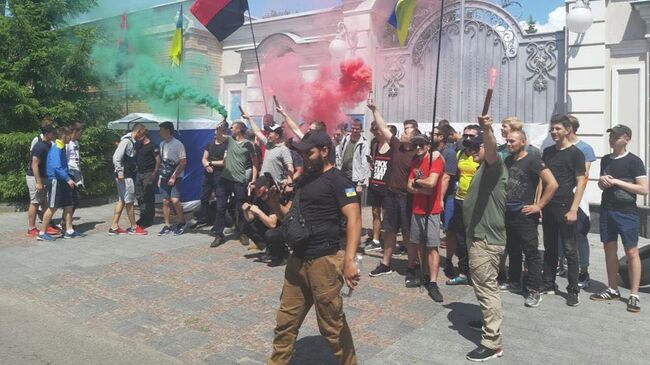 Активисты пикетируют имение экс-президента Украины Петра Порошенко в Козине под Киевом. 6 июня 2019