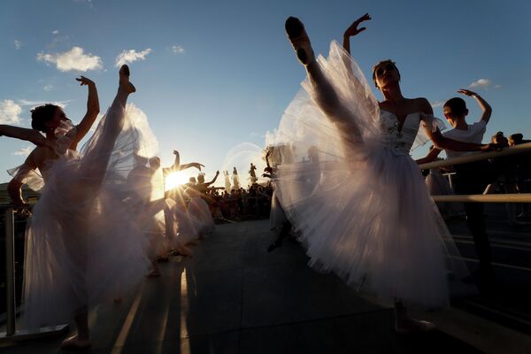Урок балета на открытом воздухе во время фестиваля Праздники мирового балета в Москве