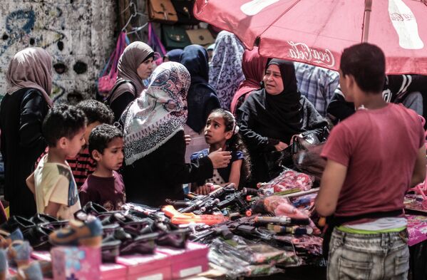 Палестинцы на рынке перед праздником Ид аль-Фитр в городе Газа