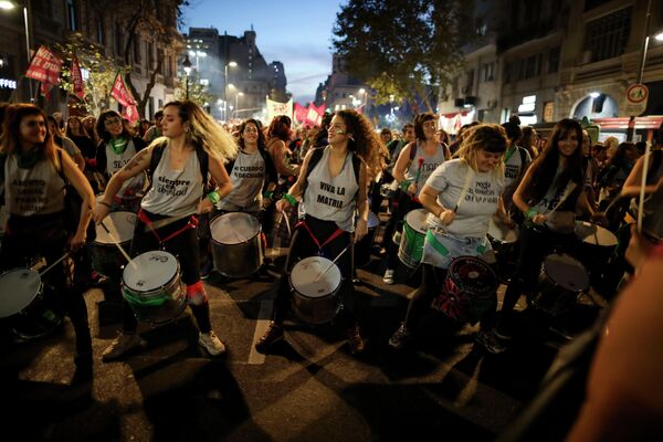 Девушки играют на барабанах во время акции протеста в Буэнос-Айресе, Аргентина