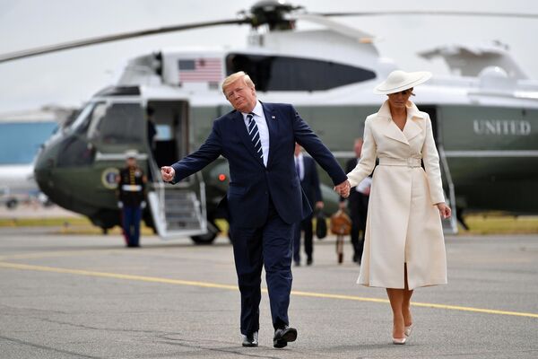 Президент США Дональд Трамп и его супруга Меланья после посещения мероприятия по случаю годовщины высадки в Нормандии