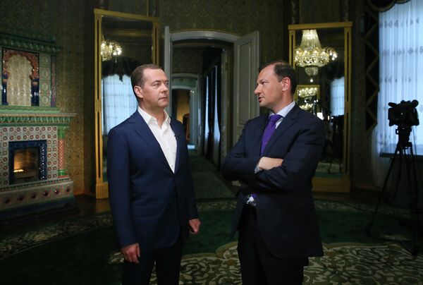 Председатель правительства РФ Дмитрий Медведев во время интервью телеведущему ВГТРК программы Вести в субботу Сергею Брилеву