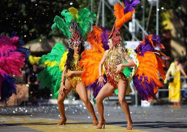 Участницы карнавального шествия в Геленджике в честь открытия нового курортного сезона