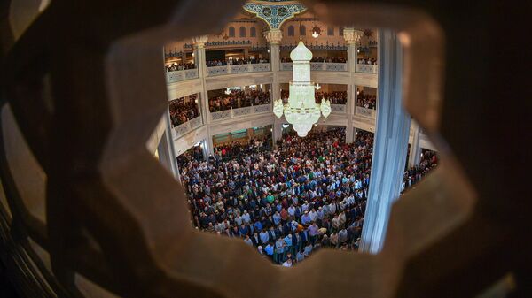 Мусульмане по время намаза в день праздника Ураза-байрам в Соборной мечети в Москве.