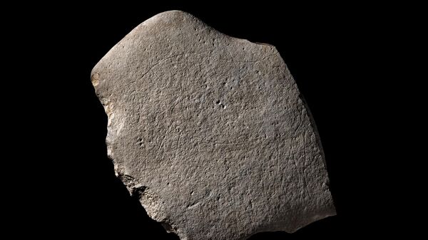 Камень, обнаруженный археологами при раскопках в юго-западном районе Ангулема, во Франции
