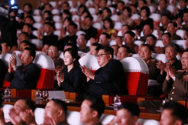  Лидер КНДР Ким Чен Ын с супругой Ли Соль Чжу смотрят на выступление подготовленное женами офицеров Корейской народной армии