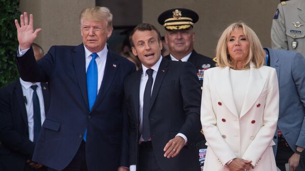 Президент США Дональд Трамп и президент Франции Эммануэль Макрон с супругой Бриджит