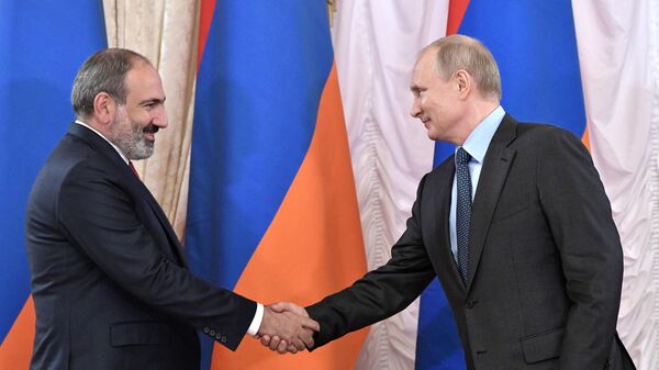 Президент РФ Владимир Путин и премьер-министр Армении Никол Пашинян во время встречи на полях Петербургского международного экономического форума