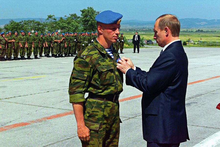 Владимир Путин посетил столицу Югославского края Косово Приштину, где встретился с российским воинским контингентом, находящимся здесь в рамках миротворческой операции ООН