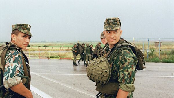 Бойцы передового отряда российских миротворческих сил на военном аэродроме Слатина вблизи Приштины 