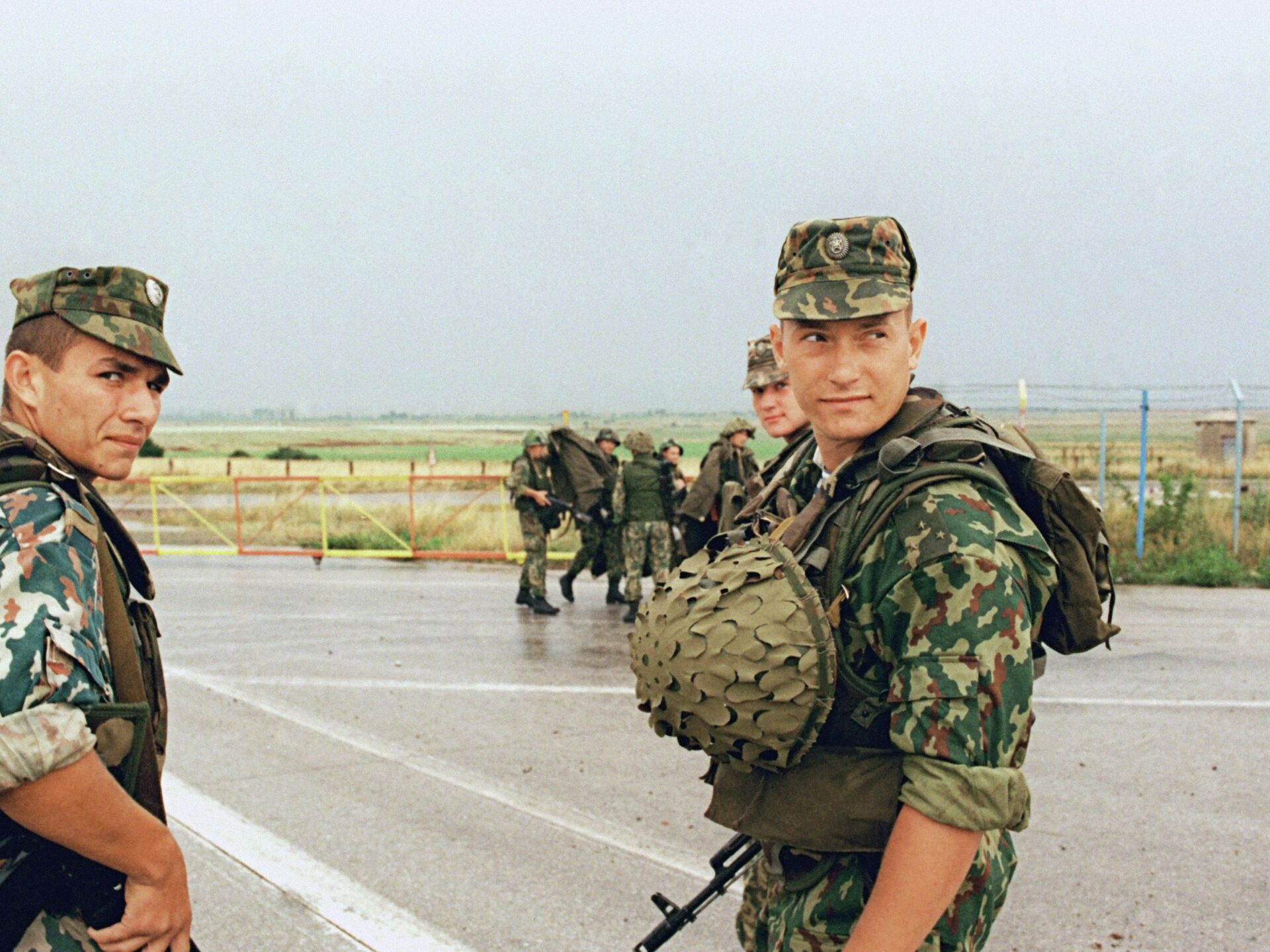 Десантники в приштине. Аэропорт "Слатина", 1999. Миротворцы. Косово 1999 десантники Приштина. Бросок в Приштину 1999. Приштина аэропорт Слатина 1999.