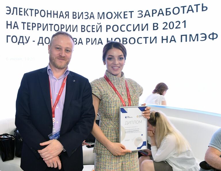 Заместитель главного редактора - директор главной дирекции информации МИА Россия сегодня Дмитрий Горностаев и руководитель Федерального агентства по туризму Зарина Догузова на стенде МИА Россия сегодня на Петербургском международном экономическом форуме-2019 Заместитель главного редактора - директор главной дирекции информации МИА Россия сегодня Дмитрий Горностаев и руководитель Федерального агентства по туризму Зарина Догузова на стенде МИА Россия сегодня на Петербургском международном экономическом форуме-2019