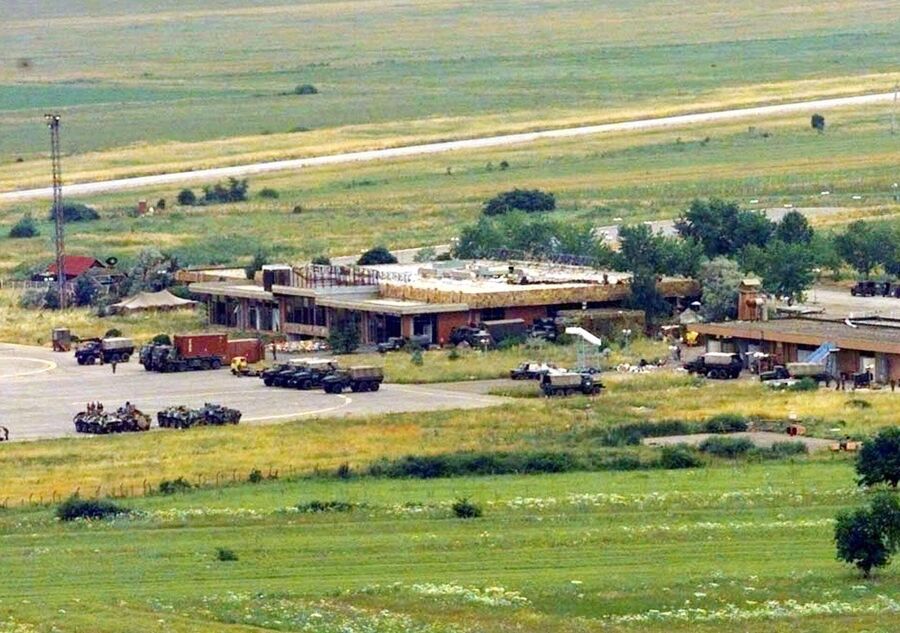 Российские военные занимают аэропорт Приштины