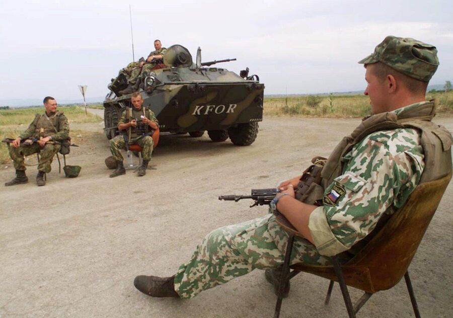 Российские военнослужащие на блокпосту возле аэропорта Приштины 